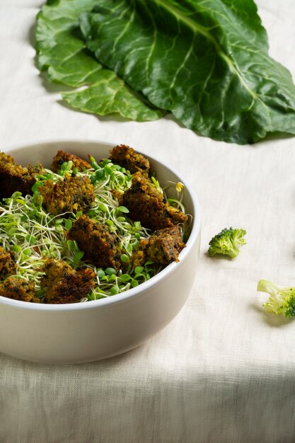 Deliciosos platos de verduras de naturaleza muerta