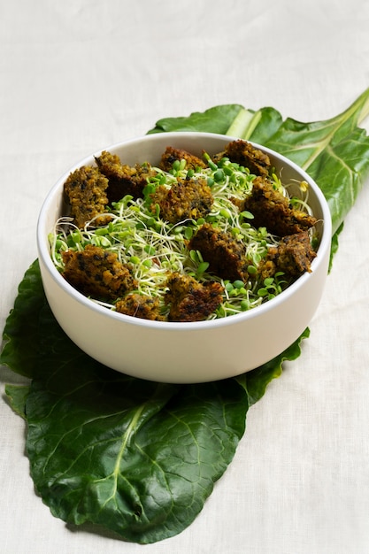 Deliciosos platos de verduras de naturaleza muerta