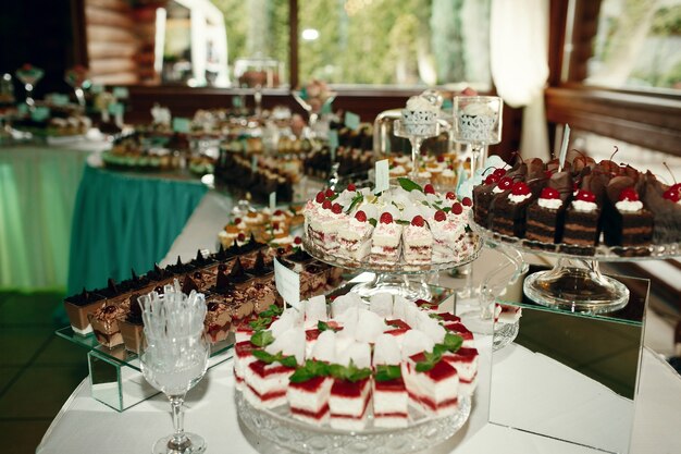 Deliciosos postres en la elegante tienda de dulces