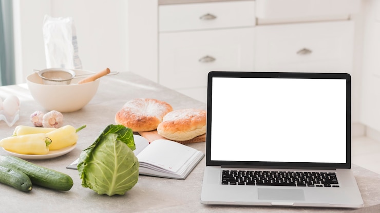 Foto gratuito deliciosos productos lácteos y vegetales con laptop