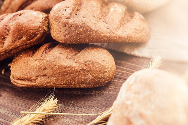 Deliciosos productos de panadería recién hechos sobre fondo de madera. Foto de primer plano de productos de pan recién horneados.