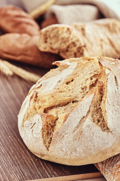 Deliciosos productos de panadería recién hechos sobre fondo de madera. Foto de primer plano de productos de pan recién horneados.