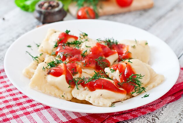 Deliciosos ravioles con salsa de tomate y eneldo