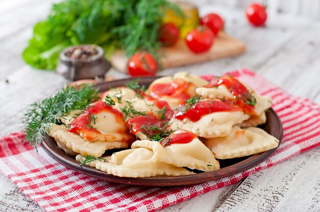 Deliciosos ravioles con salsa de tomate y eneldo