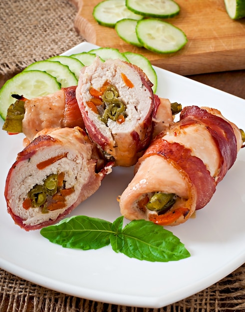 Deliciosos rollitos de pollo rellenos de judías verdes y zanahorias envueltas en tiras de tocino