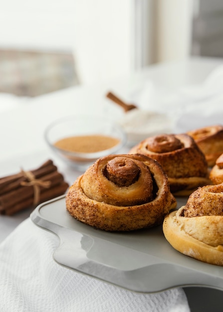 Deliciosos rollos de canela de alto ángulo en bandeja