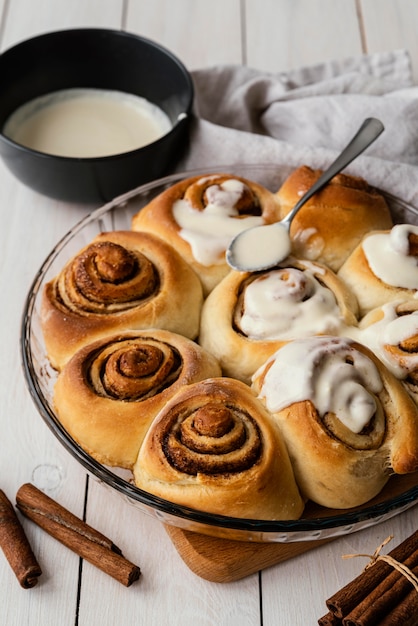 Foto gratuita deliciosos rollos de canela de alto ángulo