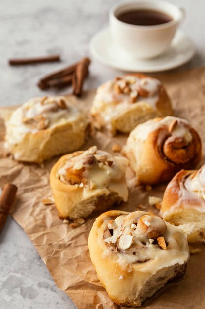 Deliciosos rollos de canela de alto ángulo