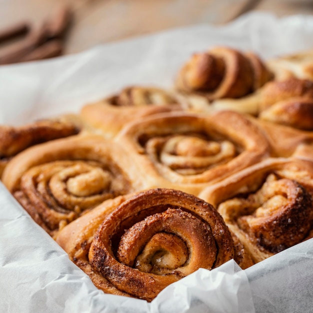 Deliciosos rollos de canela en bandeja