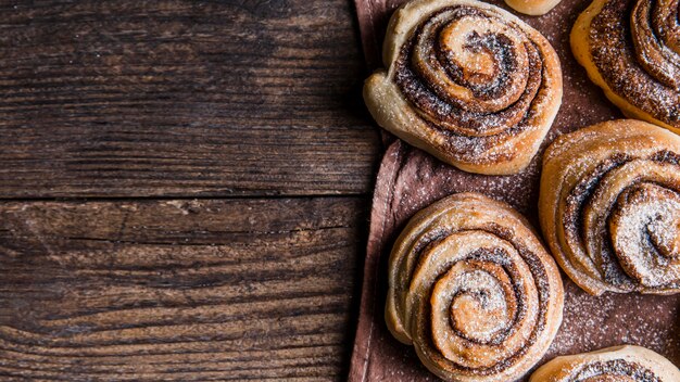 Deliciosos rollos de canela con espacio de copia