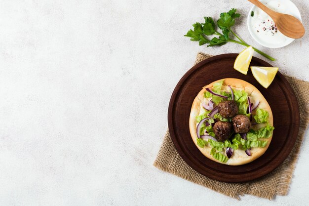 Deliciosos rollos de carne de comida rápida árabe copia espacio