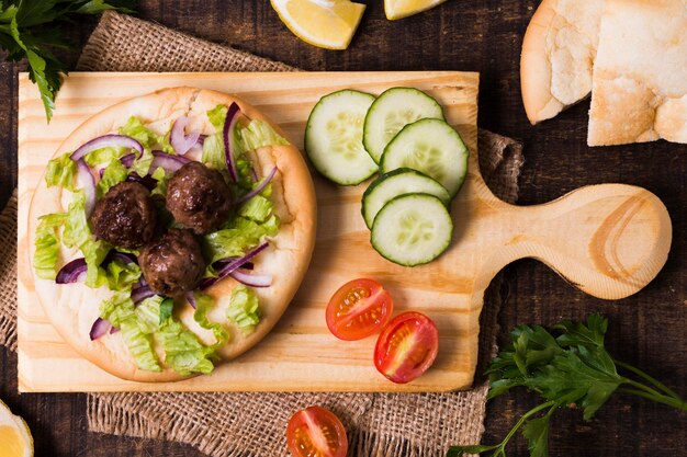 Deliciosos rollos de carne de comida rápida árabe en la vista superior de focaccia