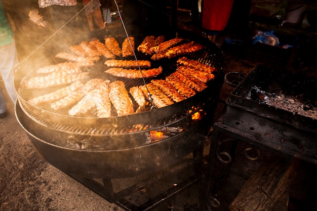 Deliciosos rollos de carne a la parrilla alta vista