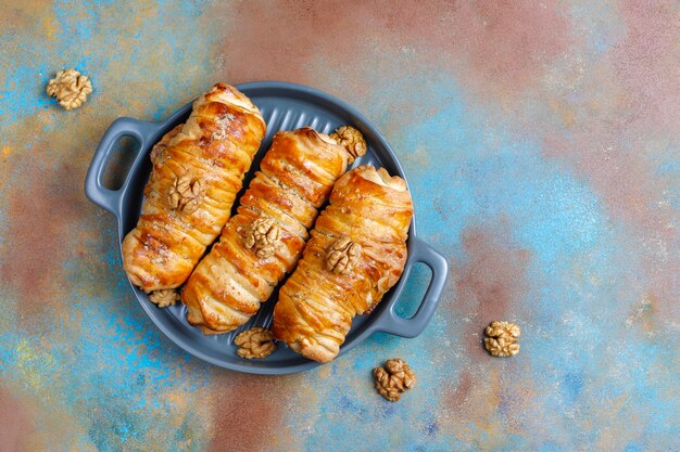 Deliciosos rollos de nueces caseros.