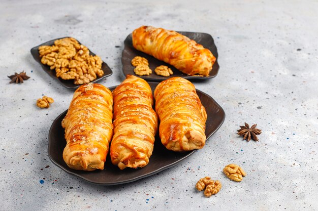 Deliciosos rollos de nueces caseros.