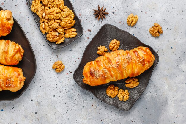 Deliciosos rollos de nueces caseros.