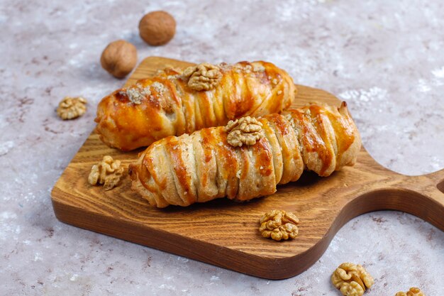 Deliciosos rollos de nueces caseros.