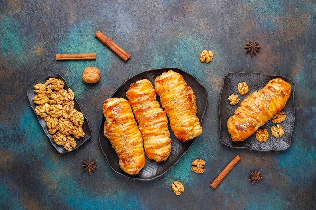 Deliciosos rollos de nueces caseros.