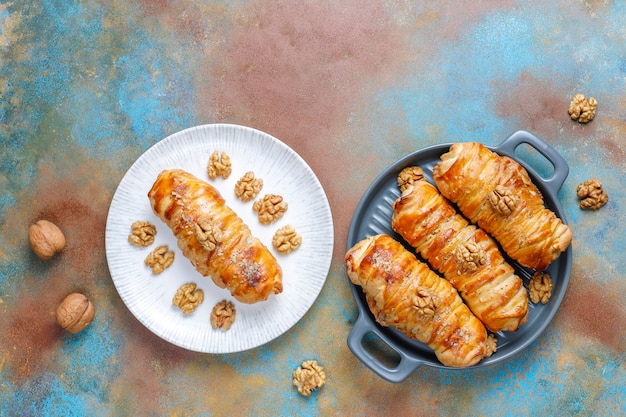 Deliciosos rollos de nueces caseros.