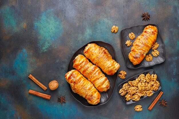 Deliciosos rollos de nueces caseros.