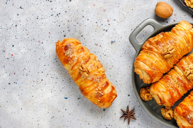 Deliciosos rollos de nueces caseros.