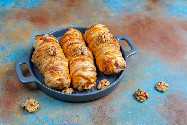 Deliciosos rollos de nueces caseros.