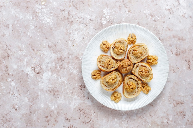 Deliciosos rollos de nueces caseros.