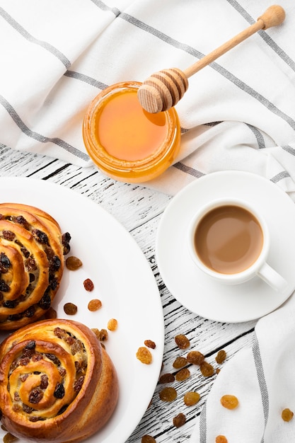 Deliciosos rollos de pasas de canela sobre mesa de madera