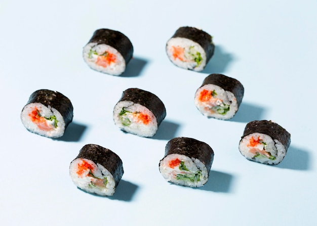 Deliciosos rollos de sushi alineados en la mesa