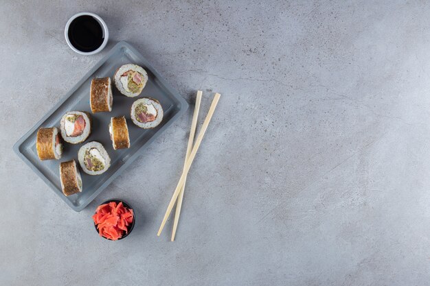 Deliciosos rollos de sushi con atún en un plato oscuro.