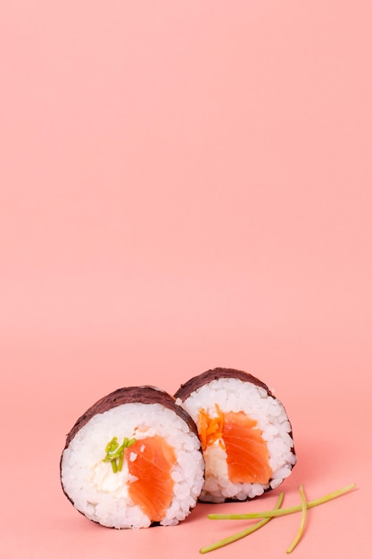 Foto gratuita deliciosos rollos de sushi con espacio de copia