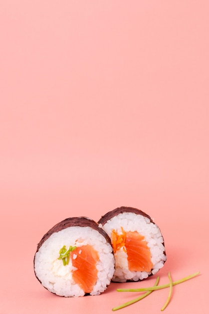 Deliciosos rollos de sushi con espacio de copia