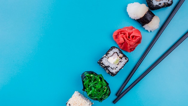 Deliciosos rollos de sushi con espacio de copia