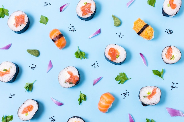 Deliciosos rollos de sushi en la mesa