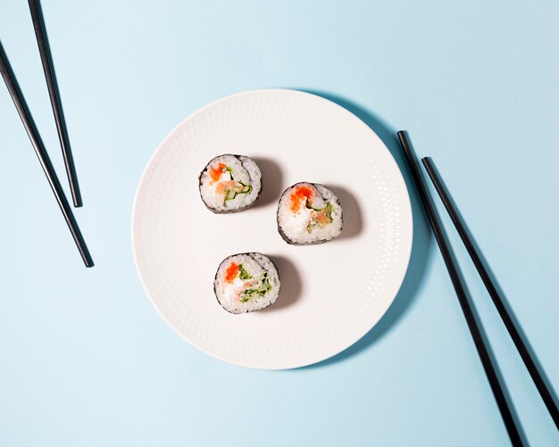 Deliciosos rollos de sushi en placa