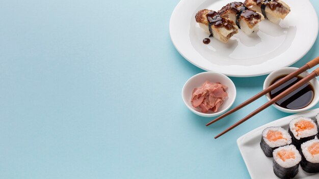 Deliciosos rollos de sushi con salsa de soja sobre la mesa