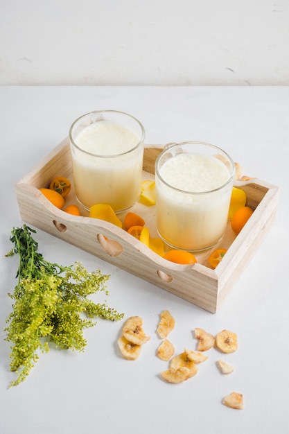 Deliciosos smoothies en caja de madera