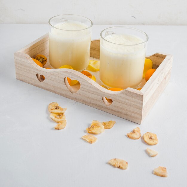 Deliciosos smoothies en caja de madera