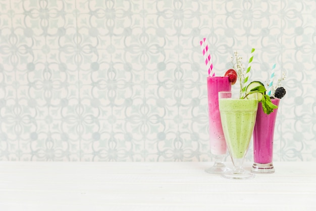 Foto gratuita deliciosos smoothies de verano con copyspace