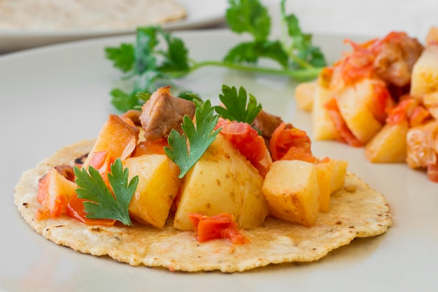 Deliciosos tacos con carne y papas