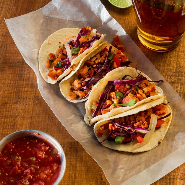 Deliciosos tacos con salsa