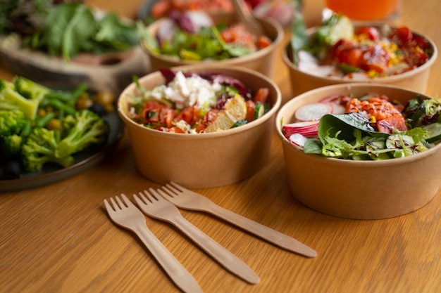 Foto gratuita deliciosos tazones de salmón en arreglo de mesa