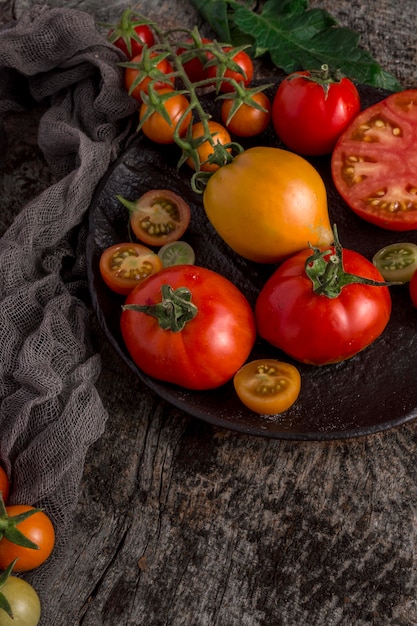 Deliciosos tomates de alto ángulo en placa