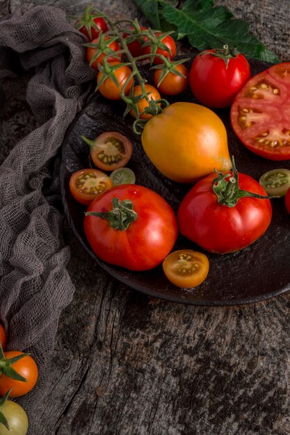 Deliciosos tomates de alto ángulo en placa