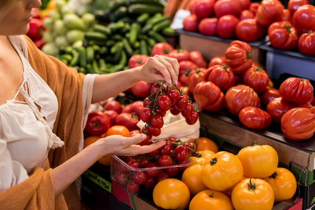 Deliciosos tomates cherry y tomates grandes