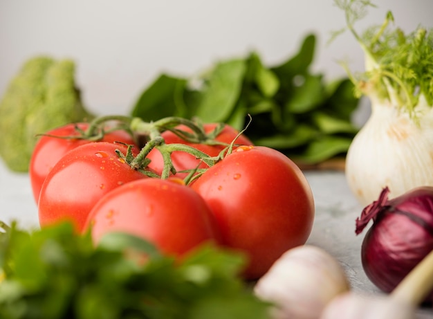 Foto gratuita deliciosos tomates para una ensalada saludable.