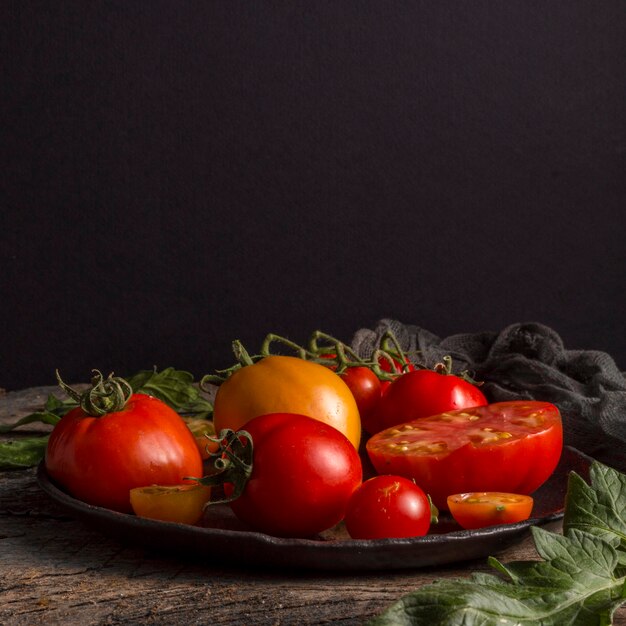 Deliciosos tomates frescos en placa