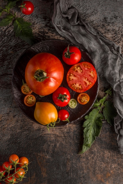 Deliciosos tomates frescos en la vista superior de la placa