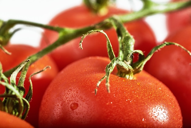 Deliciosos tomates en una tabla de cortar, verano