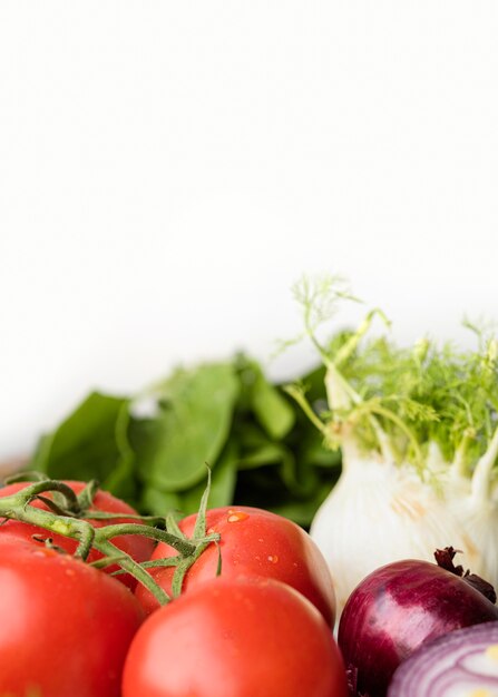 Deliciosos tomates y verduras para una ensalada saludable.